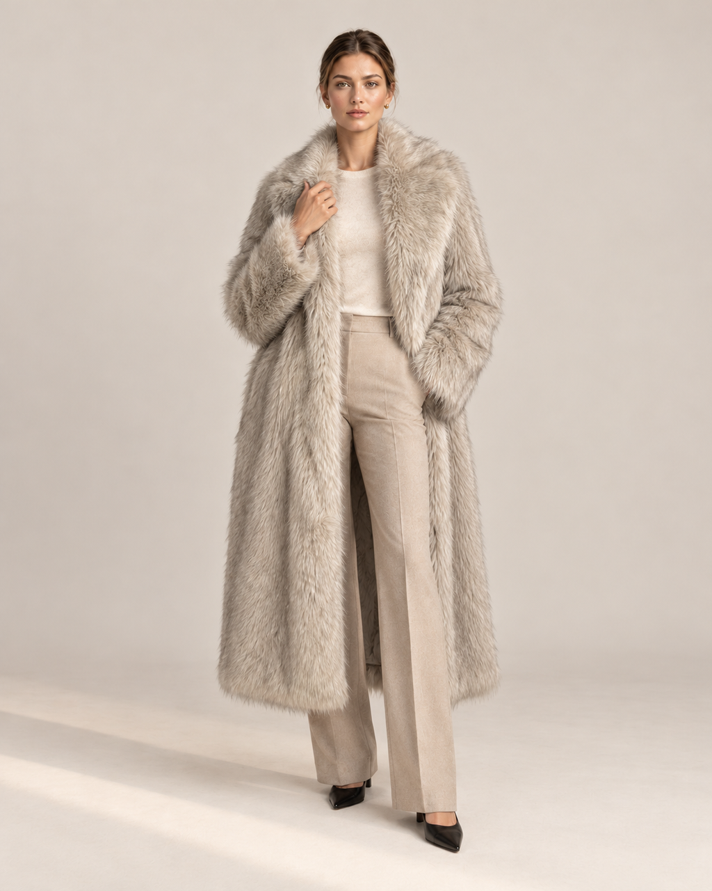 Manteau Andromède, manteau long en fausse fourrure femme, porté avec grand col châle