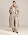 Manteau Andromède, manteau long en fausse fourrure femme, porté avec grand col châle