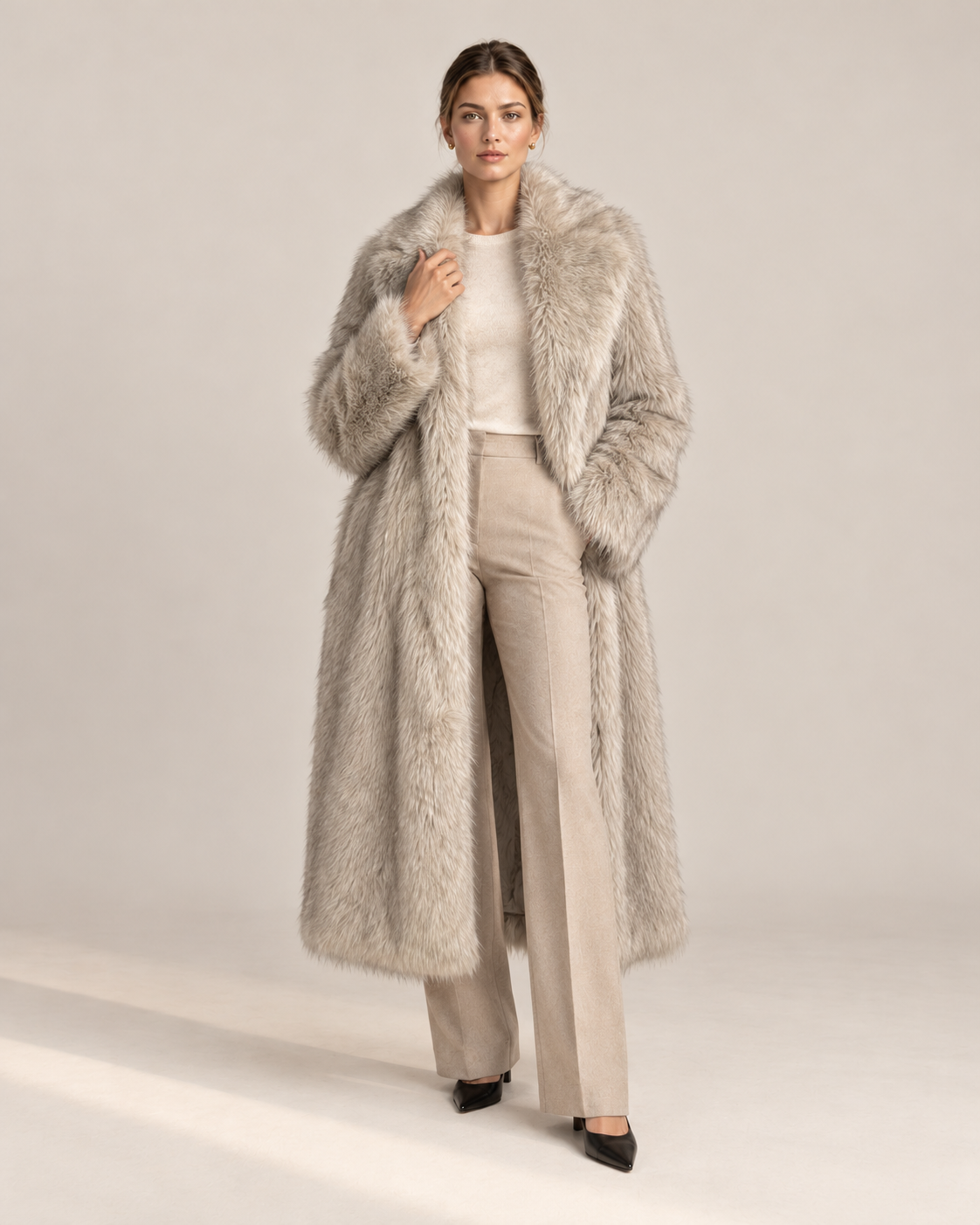 Manteau Andromède, manteau long en fausse fourrure femme, porté avec grand col châle